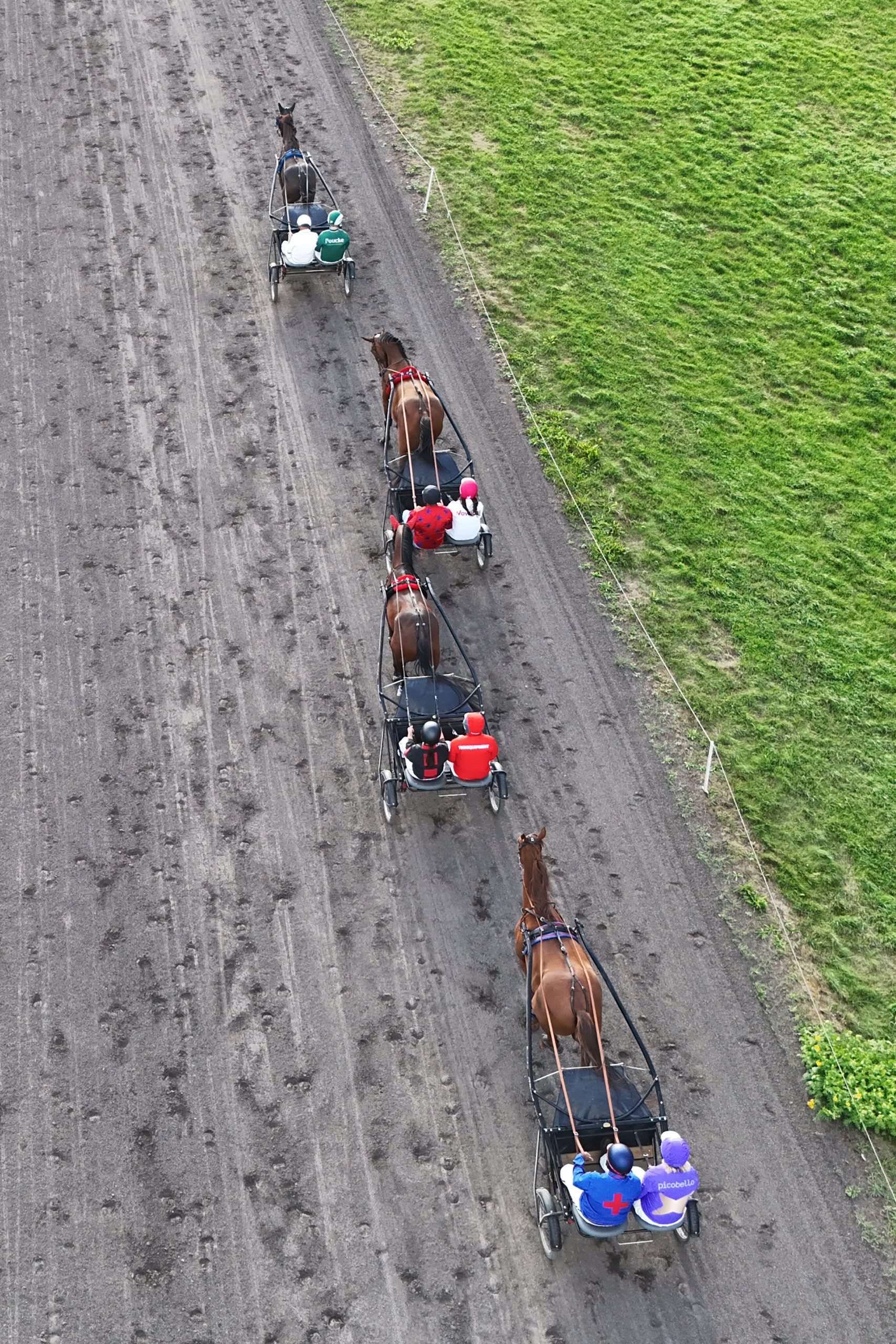 Deelnemers van de Heart For Brain Race met sulky op de piste
